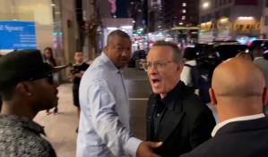 La desproporcionada y furiosa reacción de Tom Hanks con un fan que se acercó mucho a su esposa