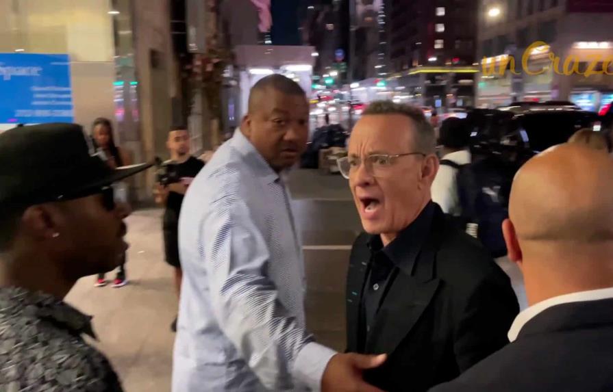 La desproporcionada y furiosa reacción de Tom Hanks con un fan que se acercó mucho a su esposa