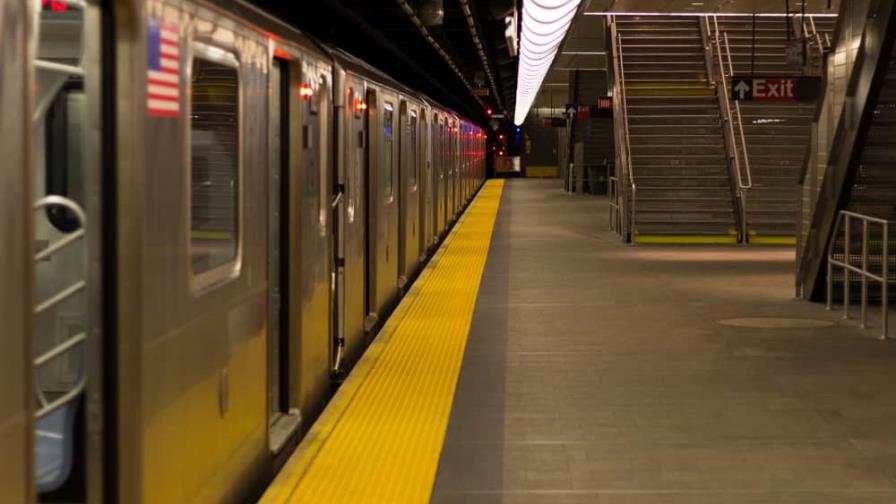 Muere hombre al quedar su pantalón agarrado en puerta de metro de Nueva York Muere hombre al quedar su pantalón agarrado en puerta de metro de Nueva York