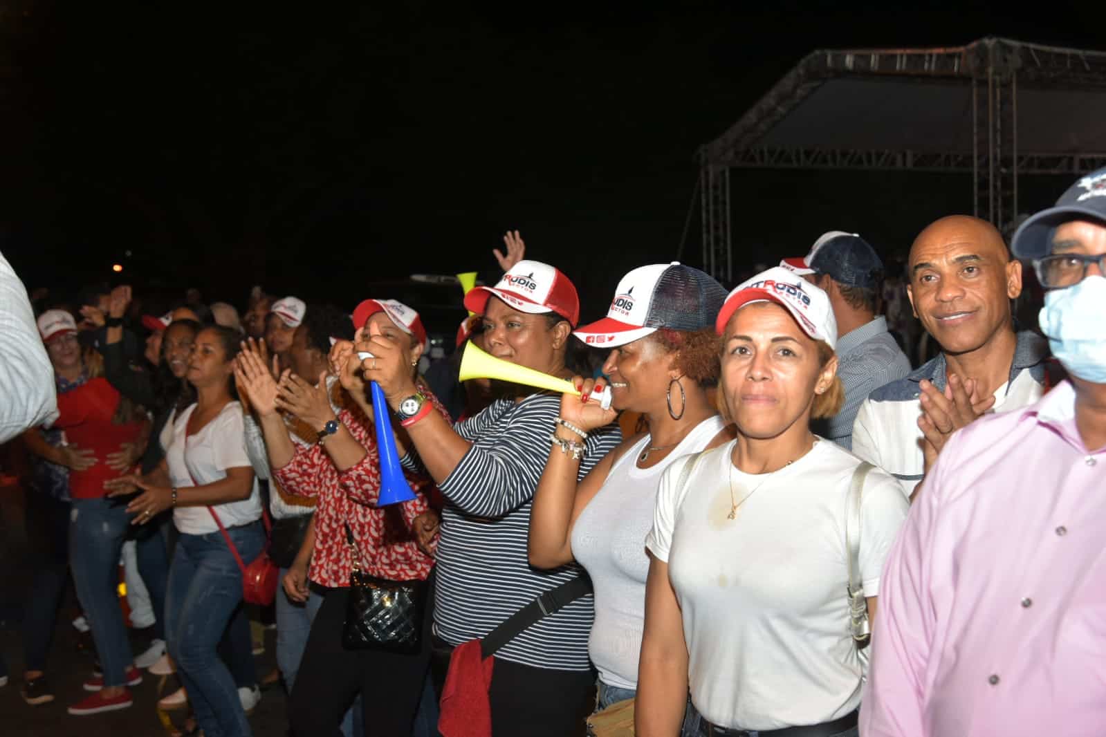 Cientos de seguidores de Editrudis Beltrán festejando.