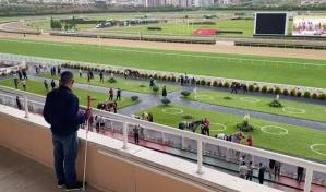 Entre la venta ambulante y el sueño olímpico: la vida de un jinete ciego