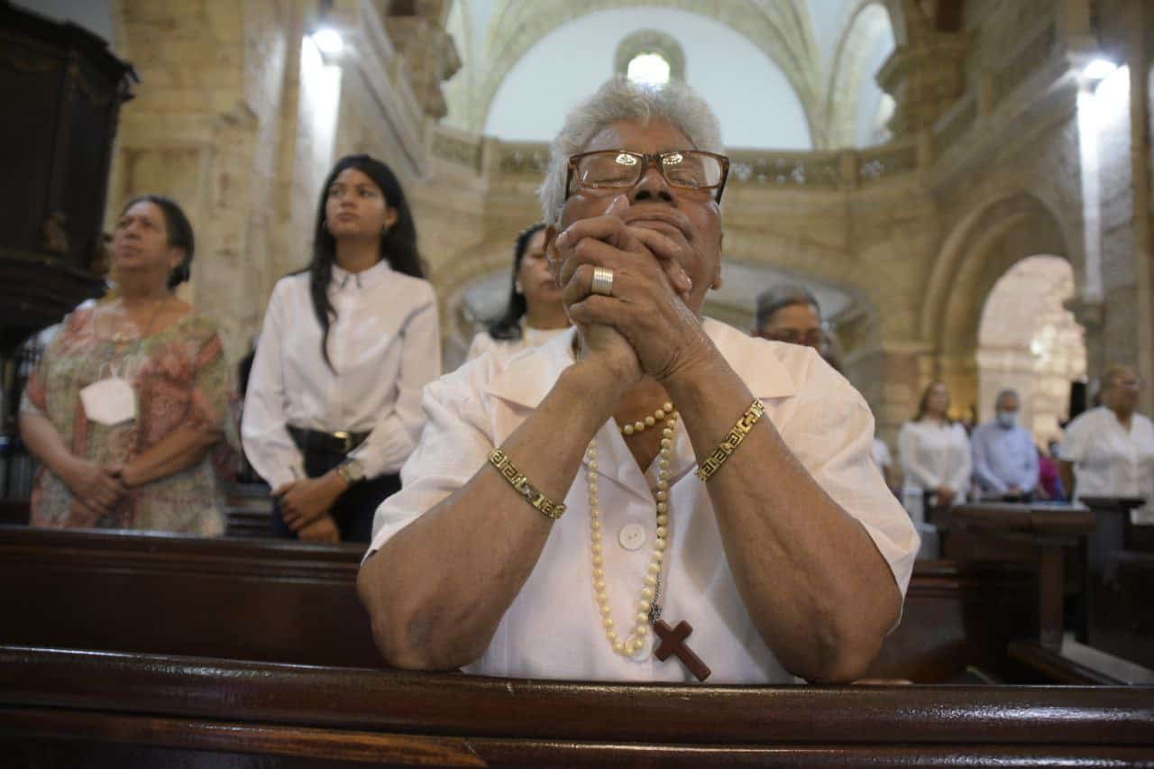 Personas asisten a la solemne misa de Corpus Christi en la Iglesia de Las Mercedes este jueves 16 de junio de 2022.