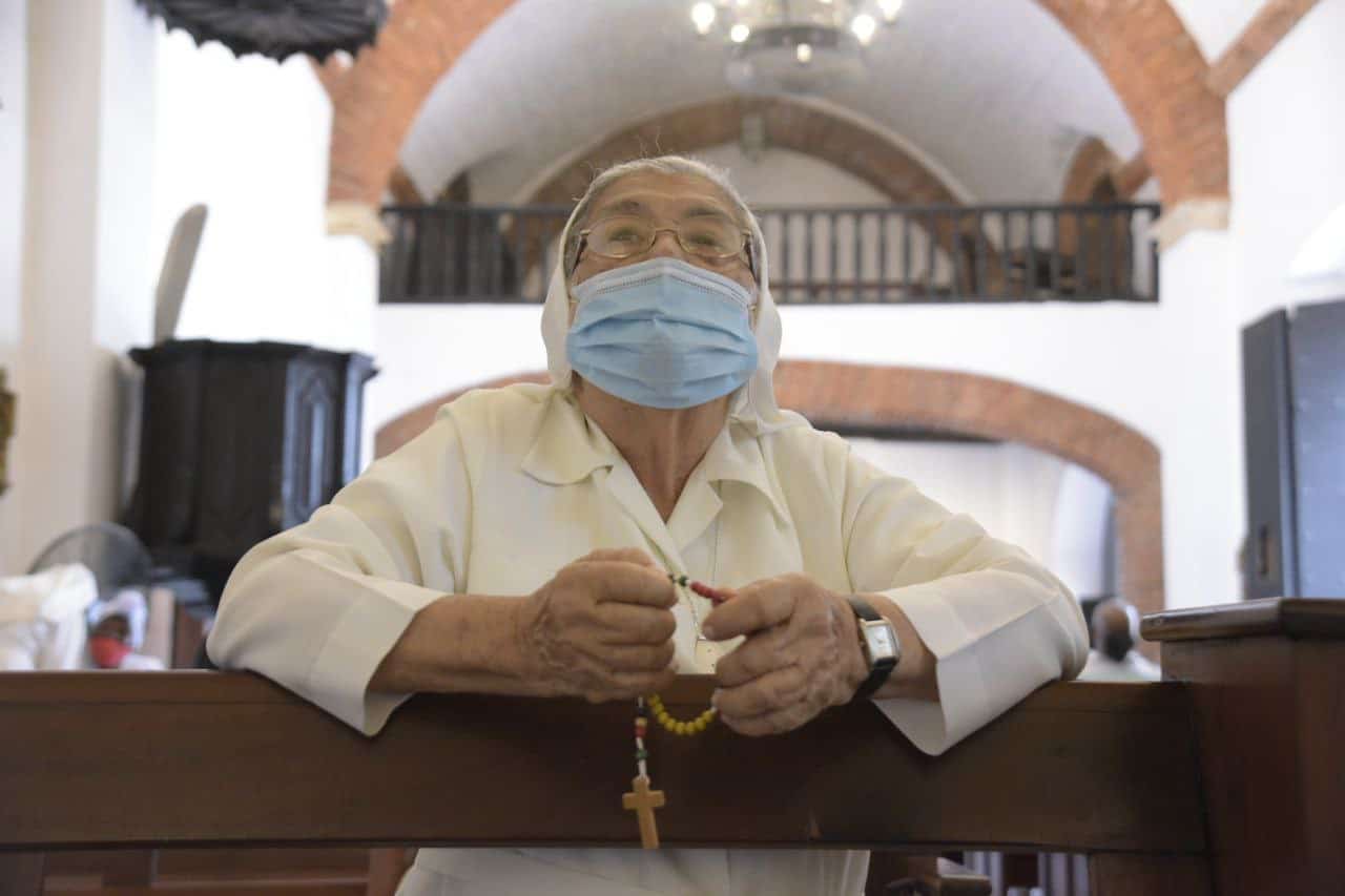 Personas asisten a la solemne misa de Corpus Christi en la Iglesia del Carmen este jueves 16 de junio de 2022