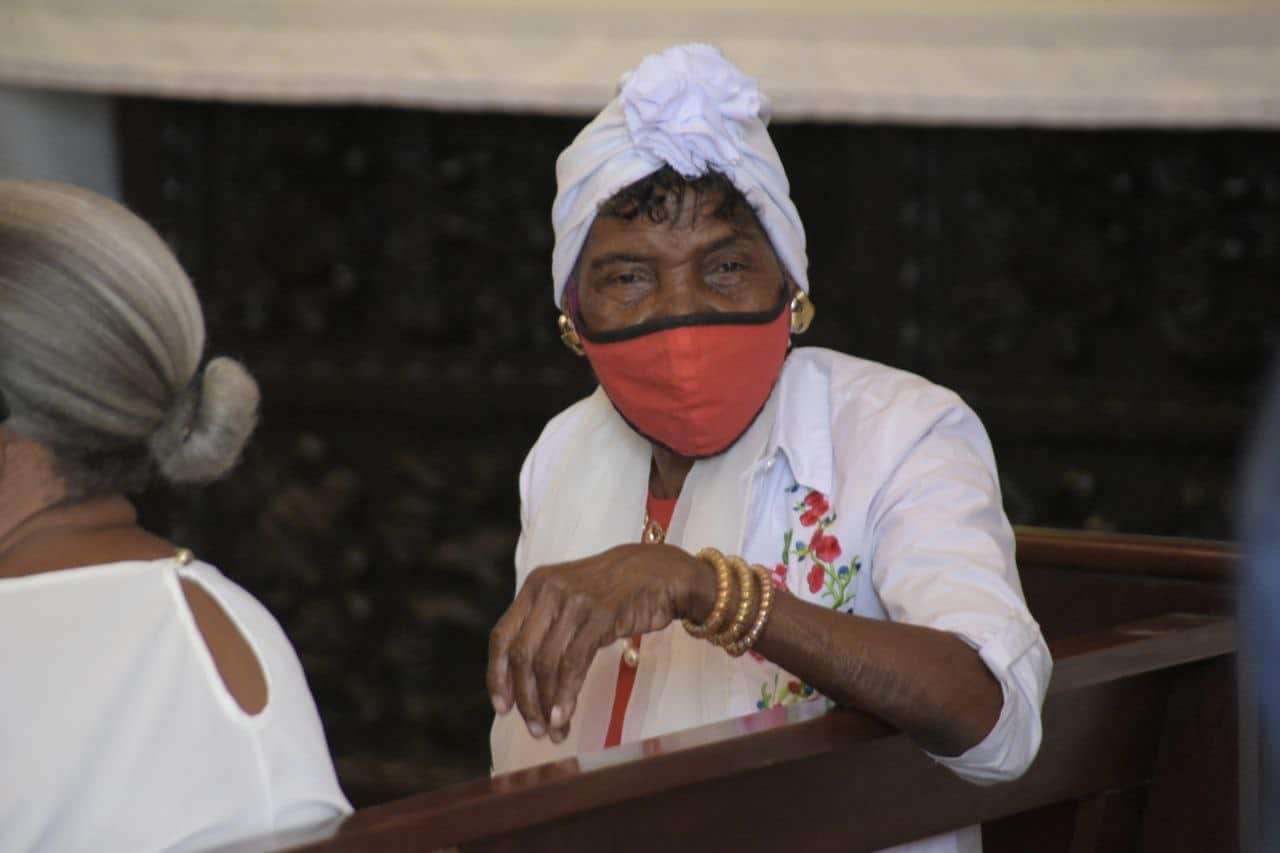 Personas asisten a la solemne misa de Corpus Christi en la Iglesia del Carmen este jueves 16 de junio de 2022