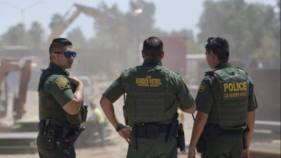 Agentes fronterizos descubren 80 indocumentados en camión de carga en Texas Agentes fronterizos descubren 80 indocumentados en camión de carga en Texas