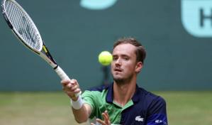 Medvedev avanza a semis en Halle al superar a Bautista Agut