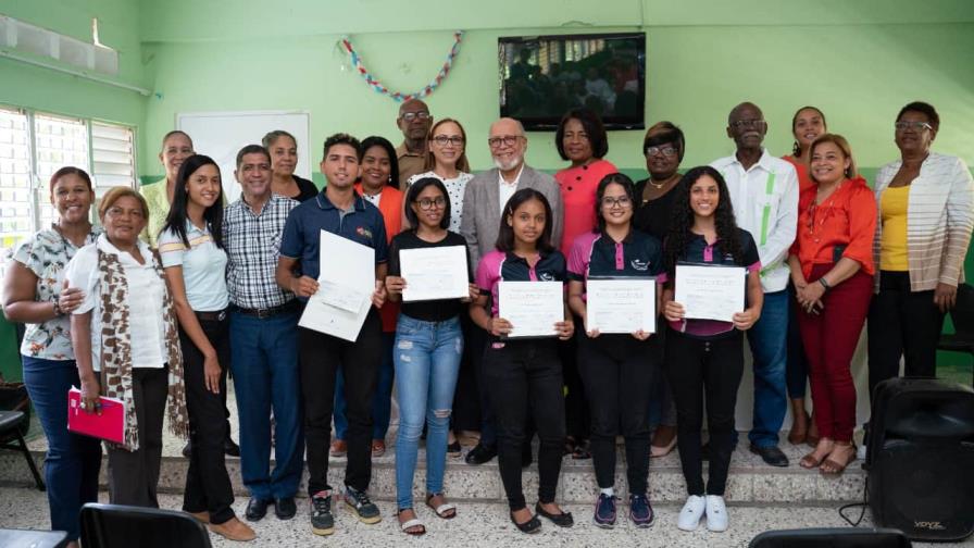 Dominicanos residentes en Chicago premian estudiantes meritorios en Manoguayabo