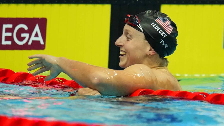 Ledecky gana en 400 metros libres en Mundial de Natación