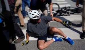 Biden se cae de una bicicleta durante un paseo cerca de la playa