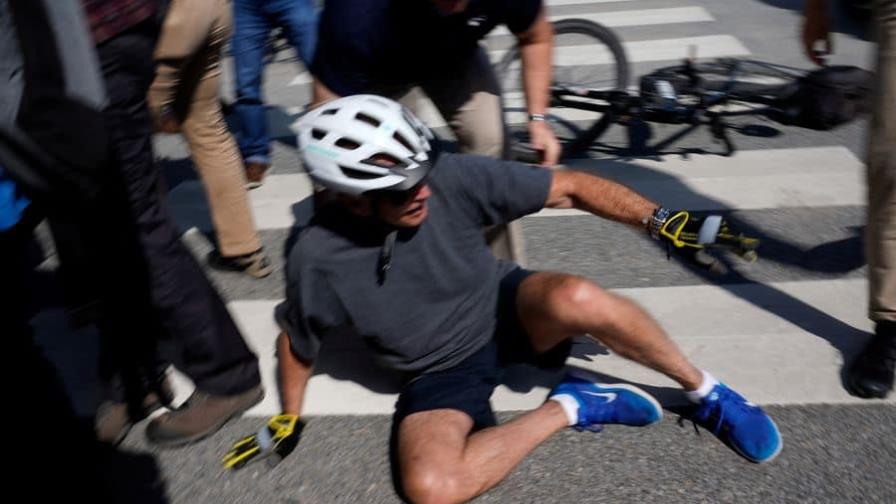 Biden se cae de una bicicleta durante un paseo cerca de la playa