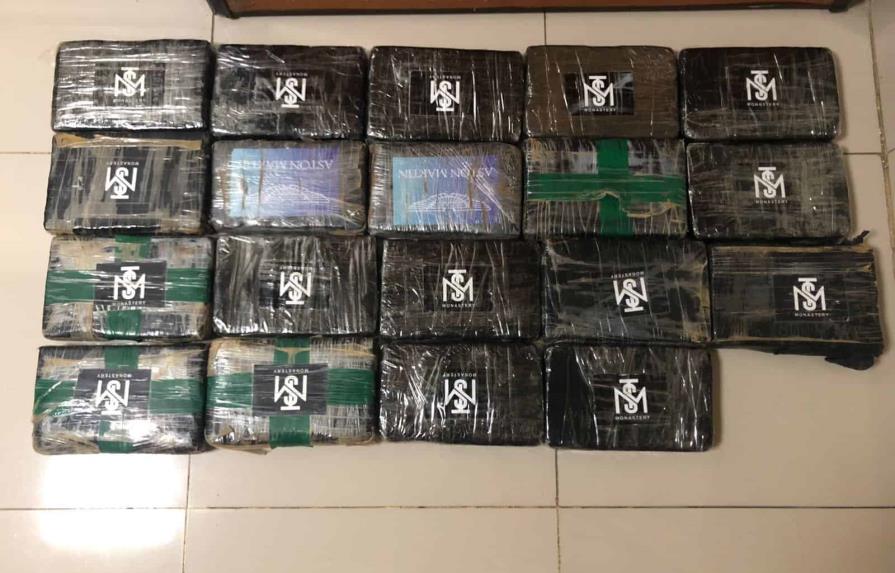 Autoridades decomisan 19 paquetes de droga que eran transportados en yipeta