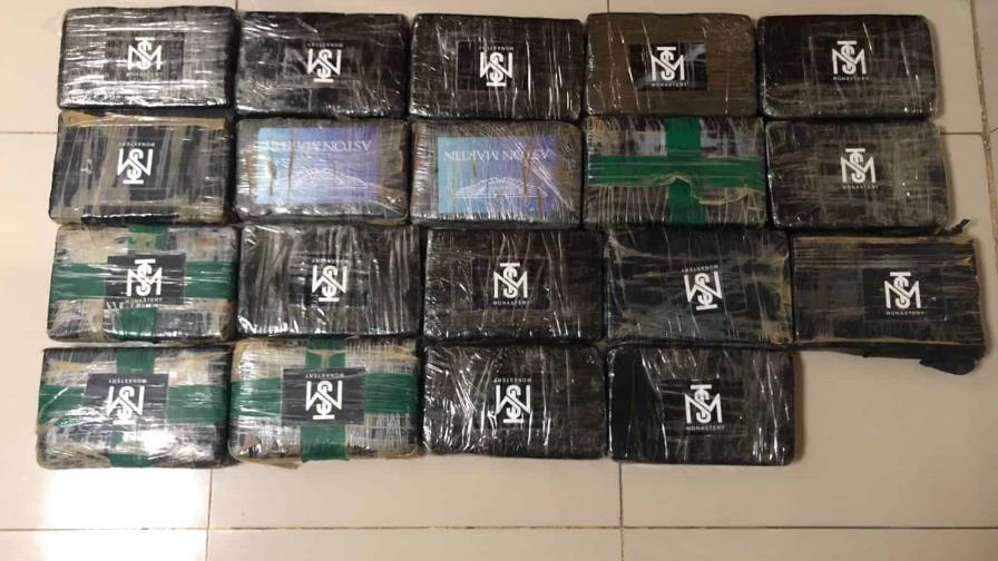 Autoridades decomisan 19 paquetes de droga que eran transportados en yipeta