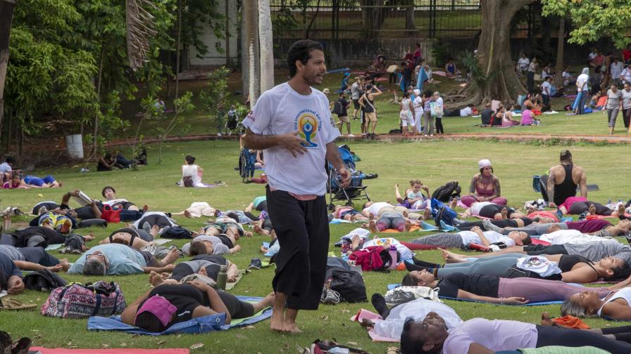 Celebran en el país el Día Internacional del Yoga en el Jardín Botánico Nacional