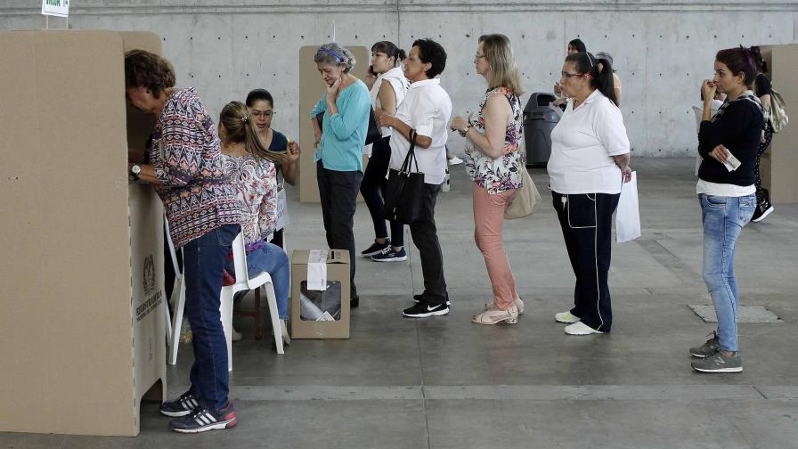 Colombianos votan este domingo entre un exrebelde y un millonario
