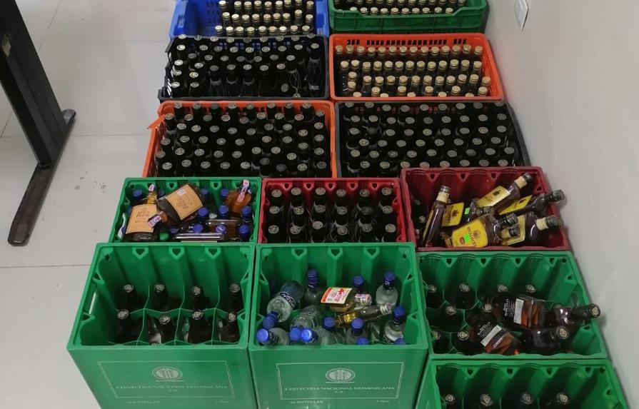 Policía ocupa 667 botellas y un recipiente con alcohol presume es adulterado