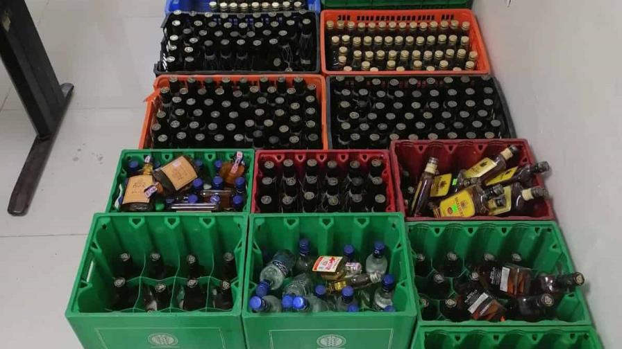 Policía ocupa 667 botellas y un recipiente con alcohol presume es adulterado