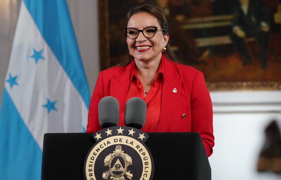 Xiomara Castro felicita a izquierdista Petro por ganar Presidencia colombiana