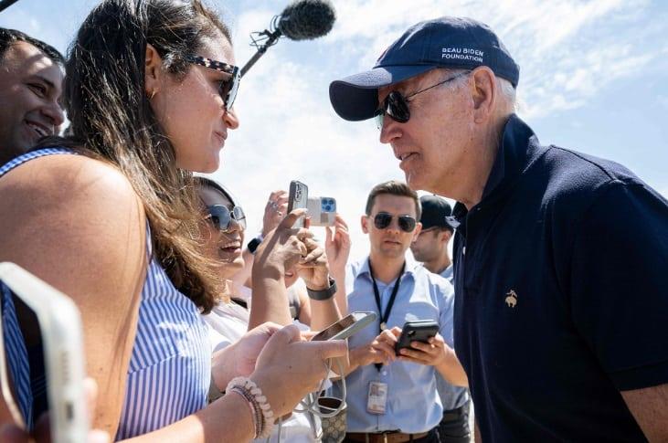 Biden regaña a un reportero en la playa al preguntar si la recesión es inevitable