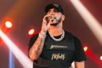 La violenta reacción de Anuel AA contra una fan a la que acusó de tirarle botella plástica