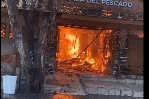 Incendio afecta Plaza del Pescado en Boca Chica