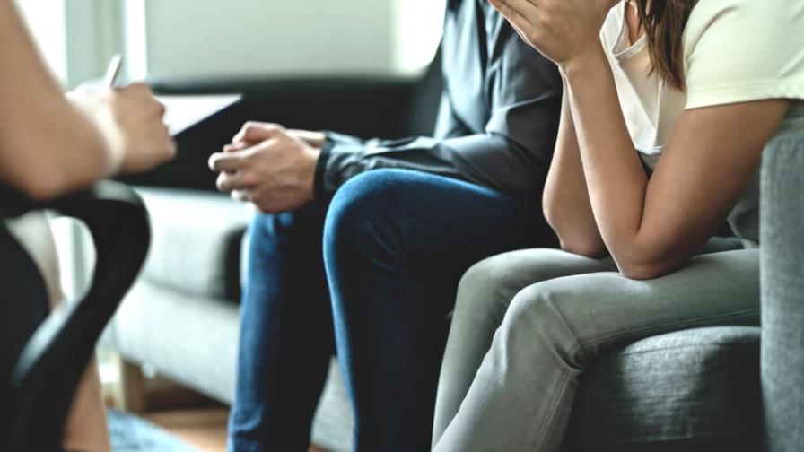Mujer volvió con su esposo, pero sigue pensando en su amante Mujer volvió con su esposo, pero sigue pensando en su amante