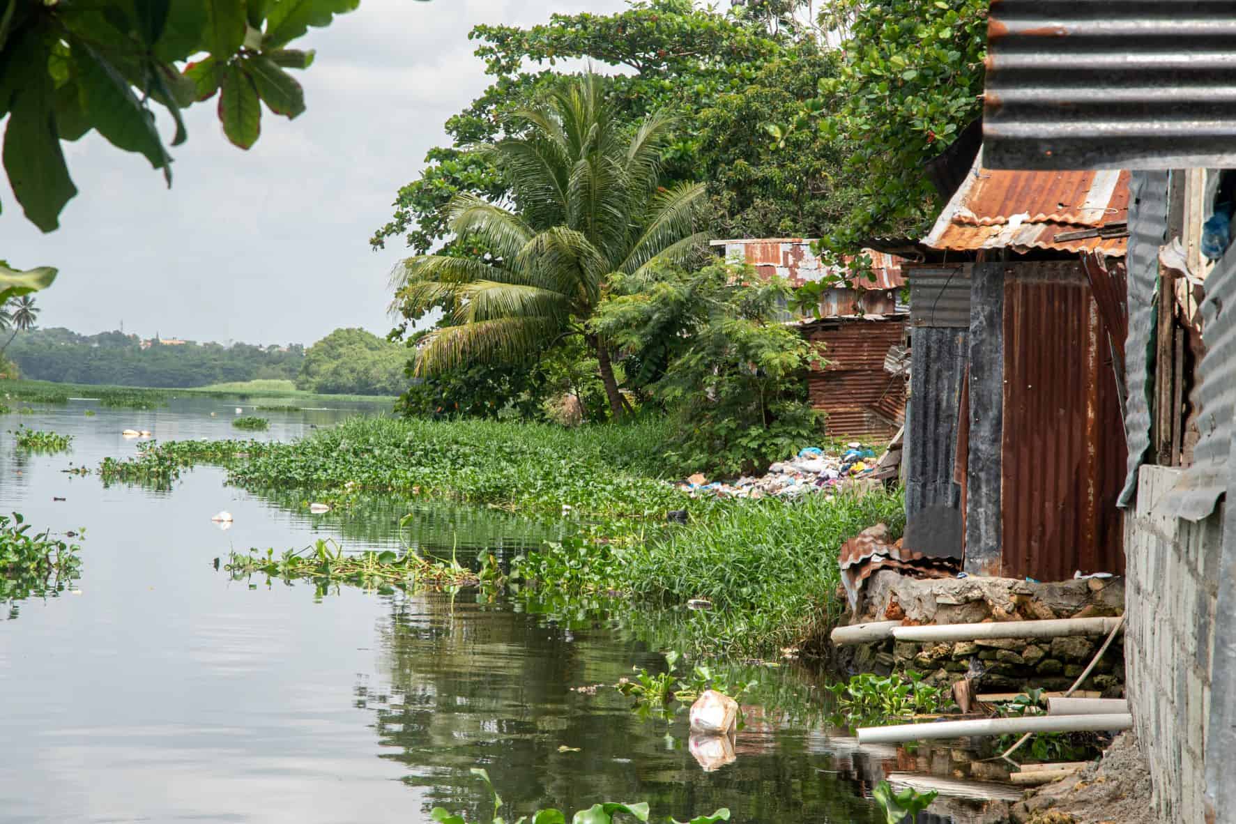 el río Ozama está a unos cuantos metros del lugar