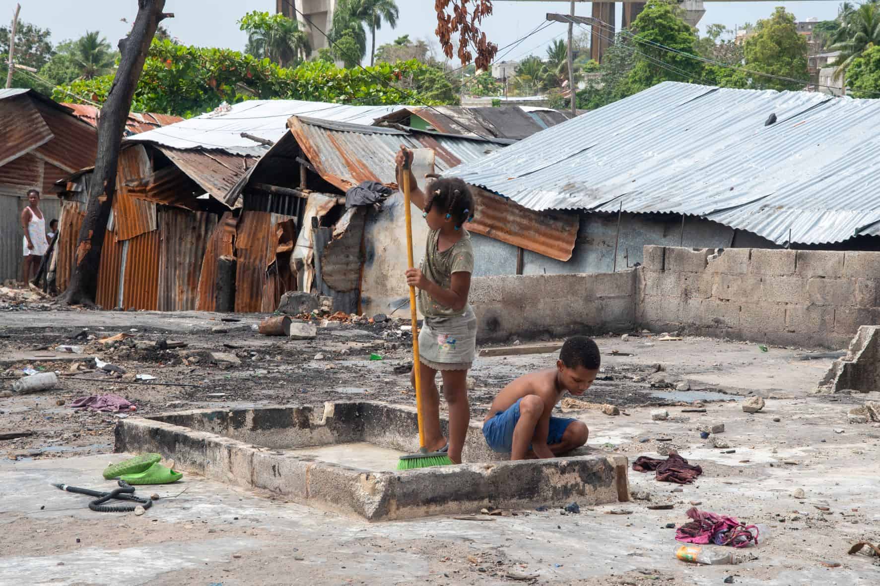 Estos niños juegan donde fue su casa