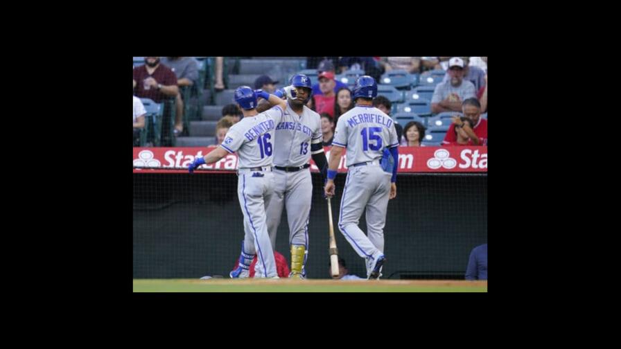 Reales vencen a Angelinos con tres cuadrangulares Reales vencen a Angelinos con tres cuadrangulares