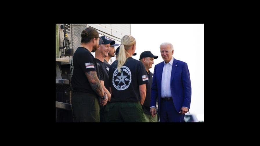 Biden aprueba aumento salarial para los bomberos federales