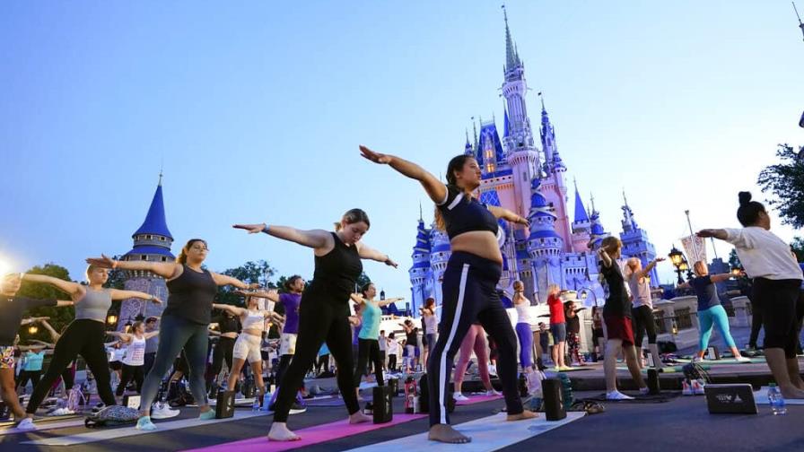 Empleados de Disney cambian sus disfraces por ropa de yoga Empleados de Disney cambian sus disfraces por ropa de yoga