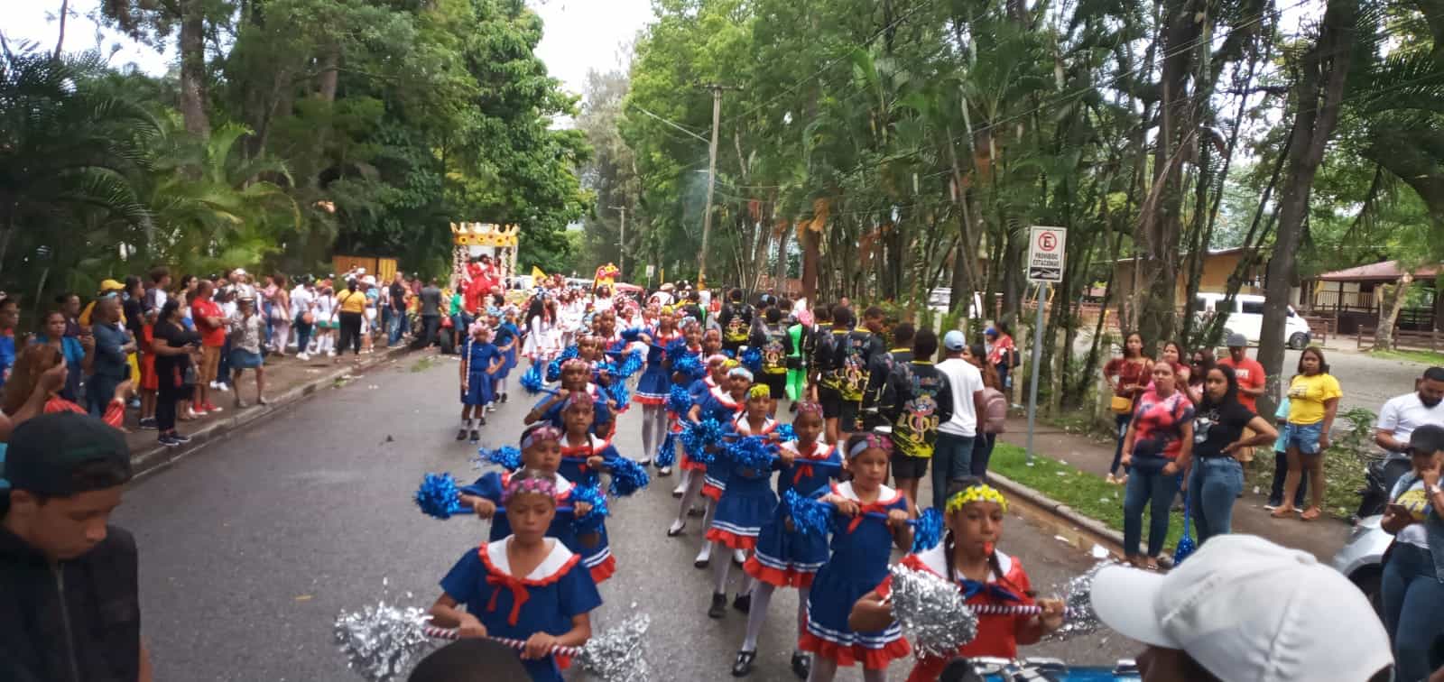 El desfile contó con la participación de niños, niñas y adolescentes.