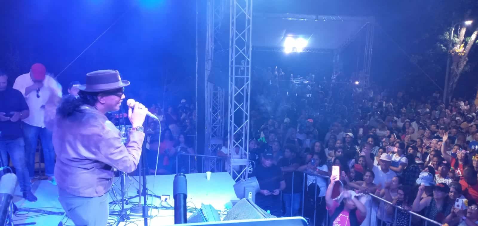 Sergio Vargas interpretó sus éxitos.