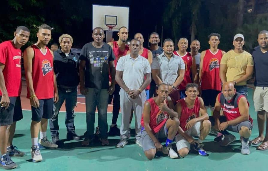 Inauguran torneo de baloncesto Max 35 en Santo Domingo Oeste