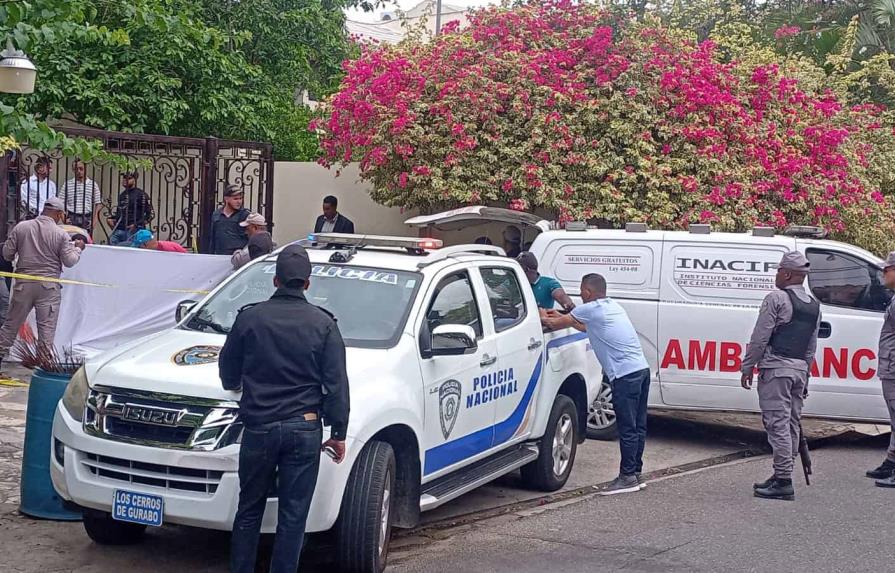 Matan abogado mientras recogía el periódico frente a su casa en Santiago