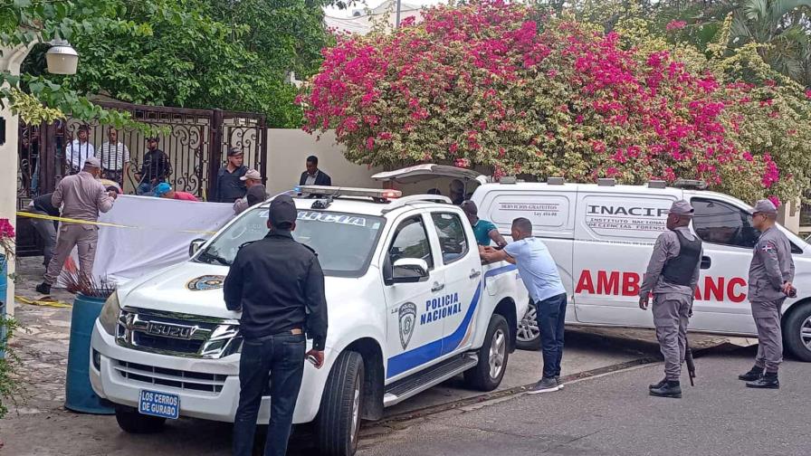 Matan abogado mientras recogía el periódico frente a su casa en Santiago