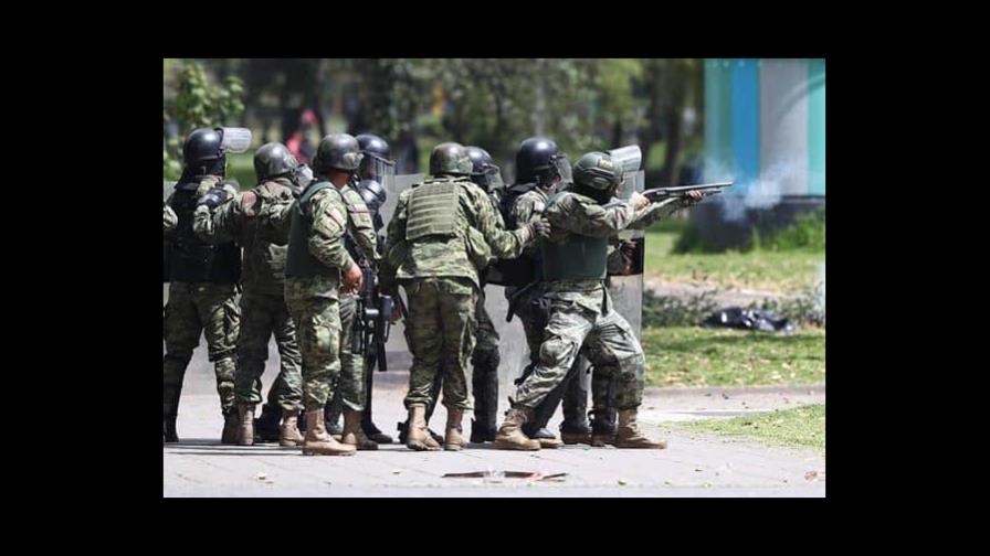 La Policía de Ecuador arremete contra indígenas en una universidad de Quito