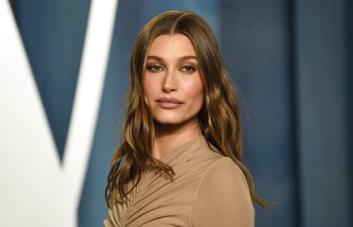 Hailey Bieber es demandada por nombre de marca