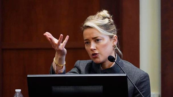 Amber Heard planea escribir un libro sobre su vida con Johnny Depp para poder pagarle