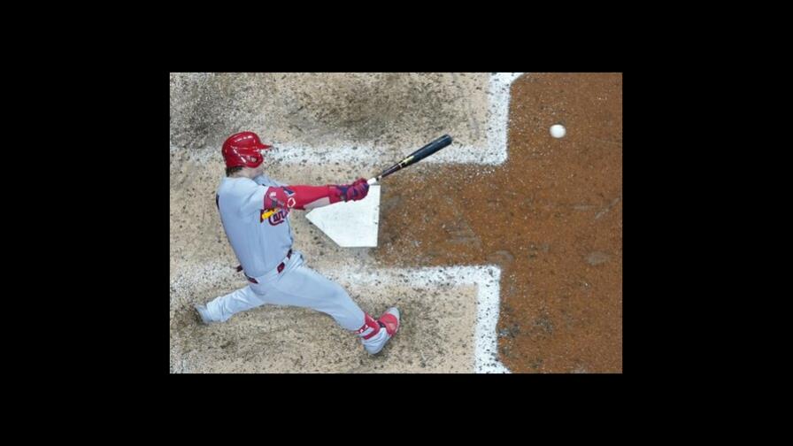 Con dos 2 jonrones de Gorman, los Cardenales vencen a Cerveceros