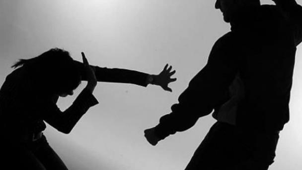 Hombre que le dio 14 puñaladas a su pareja pone una condición para entregarse