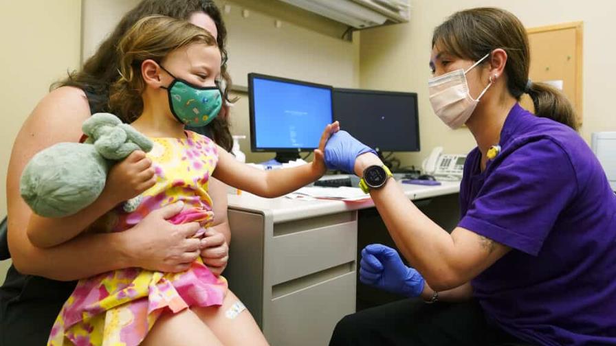 Arranca esperada vacunación contra el covid en bebés y niños en EEUU