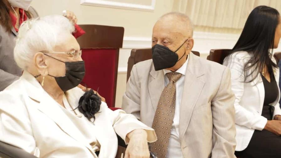 Senadores otorgan reconocimiento a María Cristina Camilo