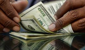 Empleado recibe por error depósito de US$200 mil, renuncia a su trabajo y desaparece