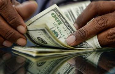 Empleado recibe por error depósito de US$200 mil, renuncia a su trabajo y desaparece
