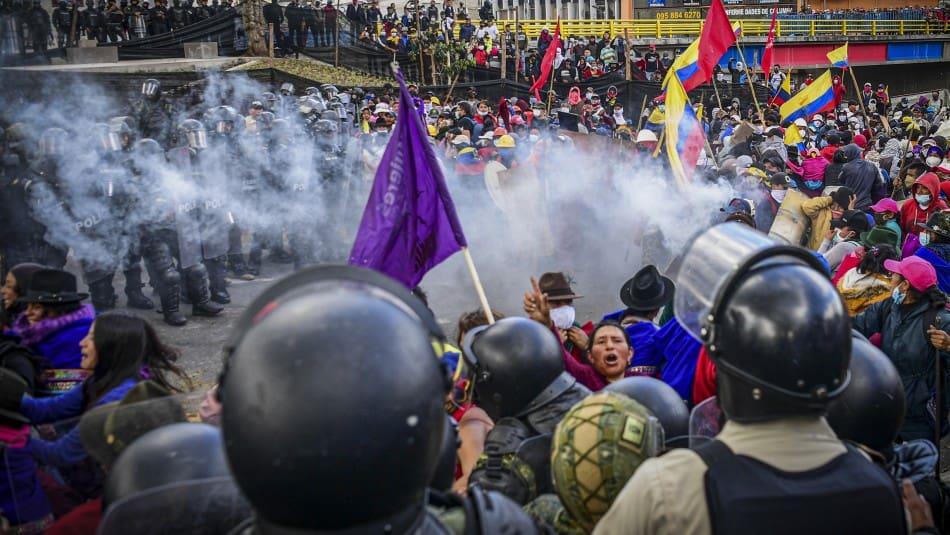 Indígenas intentaron entrar al Congreso de Ecuador y la policía los dispersa