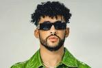 Bad Bunny canta “Andrea” con un atrevido vestuario