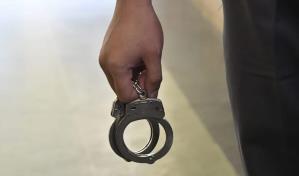 Policía apresa a dos personas por robo