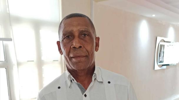 Cedeño está feliz al finalizar 20 años de espera en El Seibo por una pista de atletismo