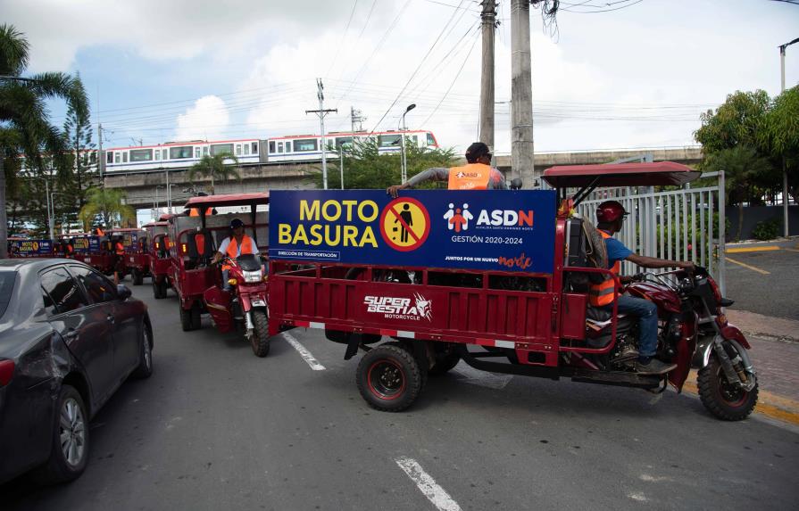 Alcalde de Santo Domingo Norte entrega 60 vehículos a departamentos