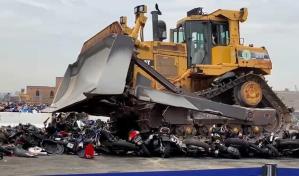 Policía de Nueva York destruye decenas de motocicletas y cuatrimotos ilegales